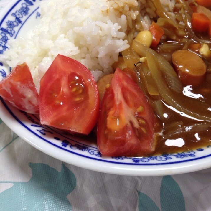 トマト添え☆大豆とトマトジュース健康カレー